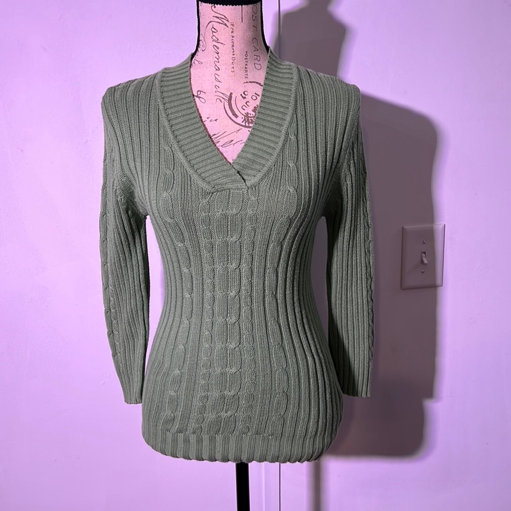 Green 3/4 sleeve v-neck sweater